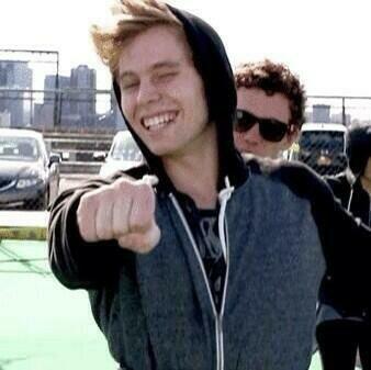 nurmcirwinevans's tweet photo. RT if you are Luke Hemmings today  #ImTheRealLukeHemmingsFolllowParty http://t.co/V3QPzeZwGP