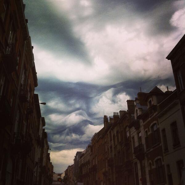 MarioCapato's tweet photo. The beauty before the #storm: a rare Undulatus Asperatus over #Brussels http://t.co/oHtQ1MpvCc