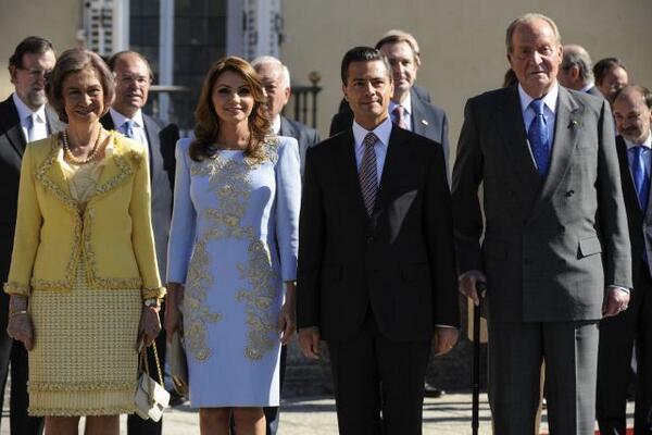nmasunivision's tweet photo. Reyes de España recibieron al presidente de México @EPN y su esposa http://t.co/S5XUCT9Kvv #NoticieroUnivision http://t.co/GNnEIrJDmE