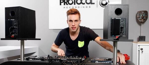 фото музыкантов на круиз. диджей со спины. самый мощный сабвуфер. диджей на улице. диджей в клубе.