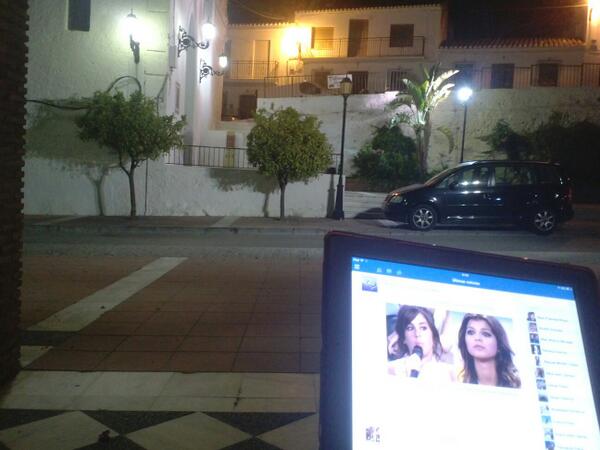 RebecaVS_'s tweet photo. En la plaza del pueblo con tele incluida! @Marinagomu jajajja http://t.co/BLhEVPvnya