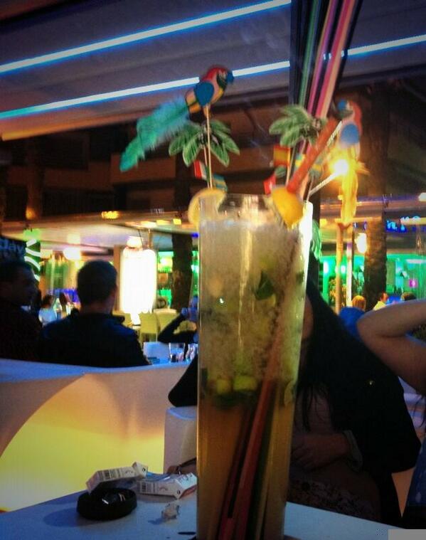 almudena57's tweet photo. Comenzamos con un mojito de 4 litros vamos yaa jajajaj http://t.co/1SJQg18yXY