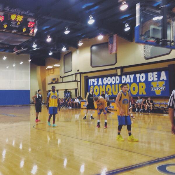 VCHoops's tweet photo. #VChoops summer league runnin' Lincoln.🏀🏀 #FightOn #GoodDayToBeAConqueror http://t.co/69FkrYuxcK