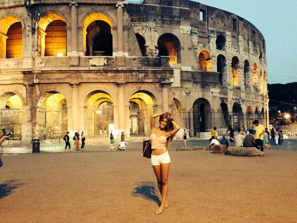 OrianaGMarzoli's tweet photo. Sono innamorata di questa città 😍❤️ per sempre Roma e la Roma 👏 nonno mi machi da morire 👴❤️ http://t.co/q0wqSHEGAC