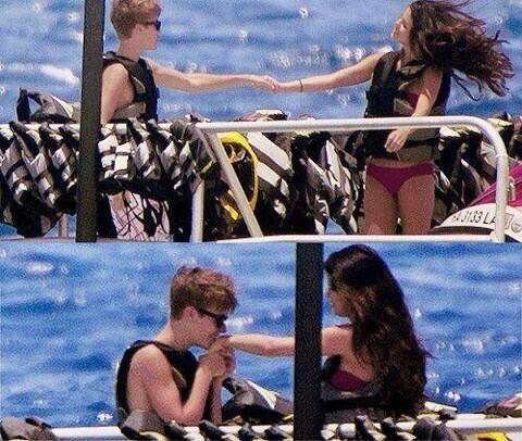 sorryaubrih's tweet photo. im in love with their love. #SelenaForMMVA http://t.co/sriJwwA0jF