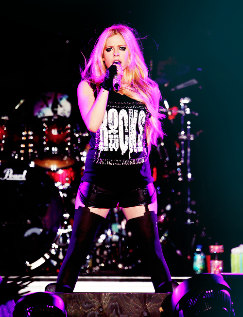 Ребекка джеймс гитаристка. Avril lavigne на сцене. Дария ставрович 2022. Рок в женском исполнении. Распятая барбара.