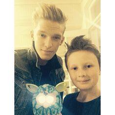 TipsForNewAngel's tweet photo. @CodySimpson and his son, Todd<3
#tipsfornewangels http://t.co/8u1mPgwsss