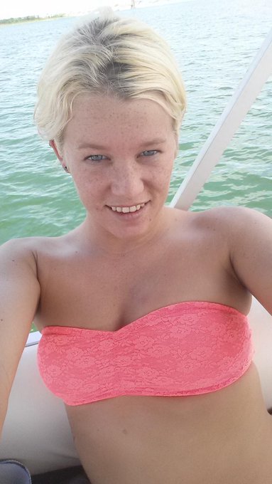 No makeup and freckles on the lake http://t.co/fZIYBLoZp3