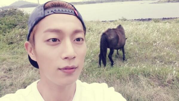 BTS_4DLION's tweet photo. 제주도에 놀러왔습니다 부럽죠???!! http://t.co/rWrND5JLCh