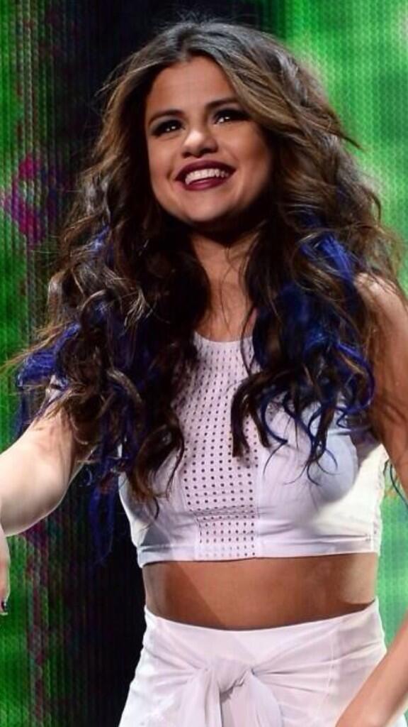 selenasugh's tweet photo. I don't have words to describe her. Her eyes, her lips, her hair, her smile. Perfection. #SelenaForMMVA http://t.co/j4GROa9XLf