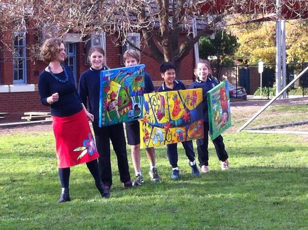 SplashKew's tweet image. Splash artist Sara Catena with Grade 5 students and her gorgeous art in school workshop today...