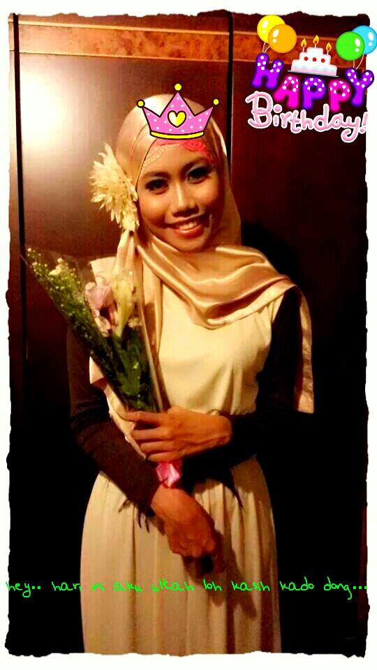 rizka_desti's tweet photo. @siiyra hey brithday girl saengil cukka hamnida semoga impian kamu terwujud dan sukses selalu.All the best for you :* http://t.co/gmJ0rrd9Kf