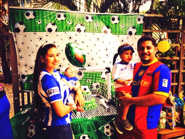 NicoleMonte84's tweet photo. Celebrandole a mi primogenito! http://t.co/LtQXFgROQp