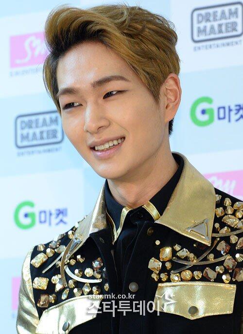 Onew revealed to have underwent vocal surgery and currently taking a break #GetWellSoonOnew news.nate.com/view/20140610n… …