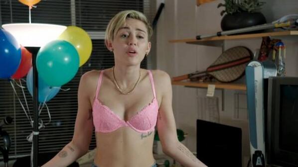 HandeSayris's tweet photo. Meleğim #MileyForMMVA http://t.co/iuwNBvhJoX