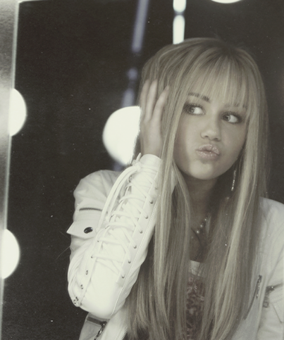 HandeSayris's tweet photo. Biricik  #MileyForMMVA http://t.co/GALkoyag2Z