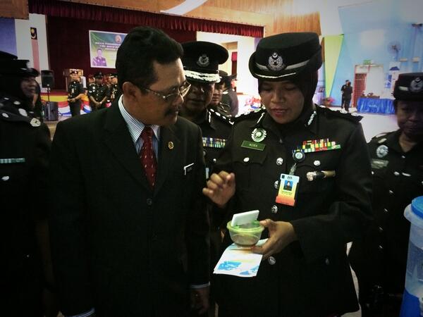 penjarawanitakk's tweet photo. 9/14: @KPPenjara @penjaramalaysia Dato Sri melawat pameran KIK PWKK smpena majlis TBBK Zon Sabah http://t.co/kr0HpqSYSH