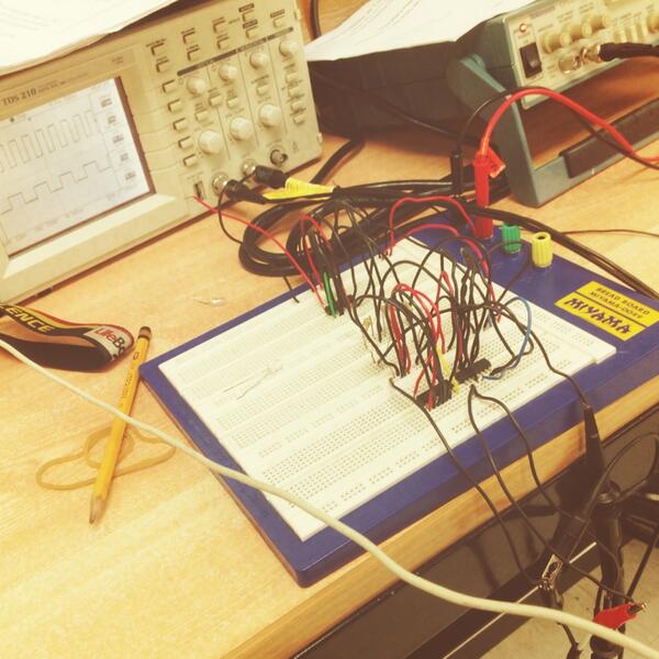 ordinatics's tweet image. Umaaaaay sa wires grabe. Pano pa kaya sa design experiment neto. #logiccircuits #laboratory