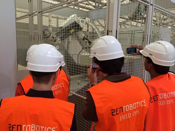 Katja_UH's tweet image. Waste recycling robots - cool creatures! #ZenRobotics #Sita #Viikki #presstour #Finnfacts #Tekes