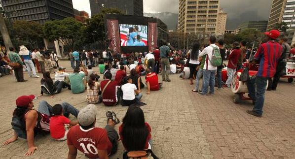 mindeporte_ve's tweet photo. Instalarán pantallas gigantes en espacios públicos para transmitir Mundial #Brasil2014 http://t.co/aVUvcV7Xvz http://t.co/IgySrSxISg