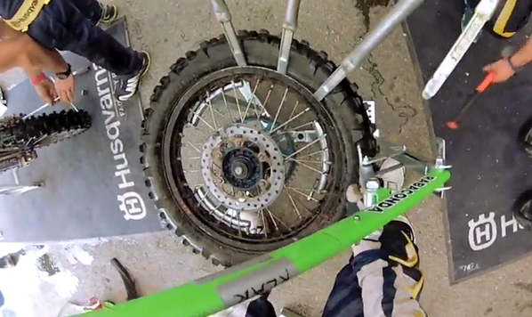 Cambio de neumáticos en menos de 6 minutos, por Thomas <a href="/Oldrati22/">thomas oldrati</a>. VÍDEO: bit.ly/1n3aCb2