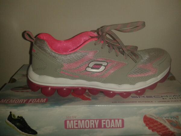 amybatesmoss's tweet photo. Loving my new trainers #Skechers #skechair #memoryfoam #jogging #comfy 🏃 👟 http://t.co/dzLwBljw4m