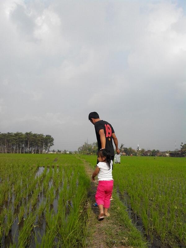 N19AB's tweet photo. @Bustomi_19 Masih sibuk mancing belut (sebelum TC timnas) http://t.co/OMWcz7gTzn