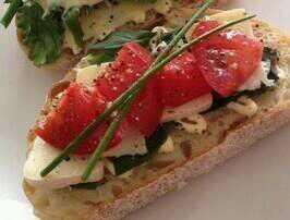jam_recipe's tweet photo. ☆簡単トマトとチーズのオープンサンド☆
①チーズ、パン、トマト、塩
　オリーブオイル、お好みの野菜を用意
②パンに具材を乗せる
③オリーブオイルを大さじ1位かけて完成
　簡単にできて凄くおいしいよ♪ https://t.co/mn0sKMbnBC