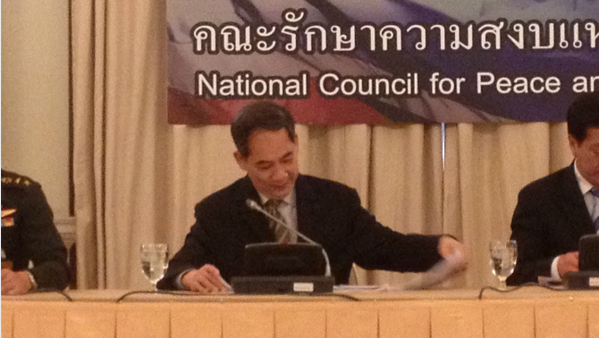 js100radio's tweet photo. 16.51น. คสช.ยกเลิกนั่งเครื่องบินฟรีของบอร์ดการบินไทย ชี้ ประหยัดงบป���ะมาณแผ่นดิน http://t.co/wTvi5Tpcbl #ข่าวPNC http://t.co/Ws4dt6kWWY