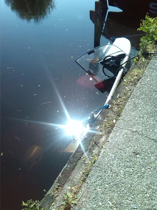 LeonHamstra's tweet photo. Kennelijk wou hij het water eens aan de binnenkant voelen... #huilen #heel #hard http://t.co/kOcZVAnOx5