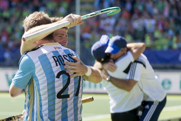 FIH_Hockey's tweet photo. #RHWC2014 #ARGvRSA Congrats @chaparetegui @ArgFieldHockey @LosLeonesHockey are in the semifinals! http://t.co/bpcrQJIXN5