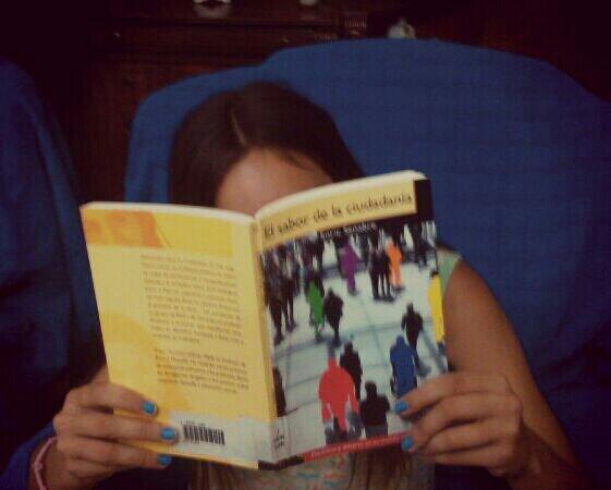 simona_miky's tweet photo. Hora de lectura #SaborCiudadania de  @MaribikiTuu   :)! http://t.co/AInNN7yPYm