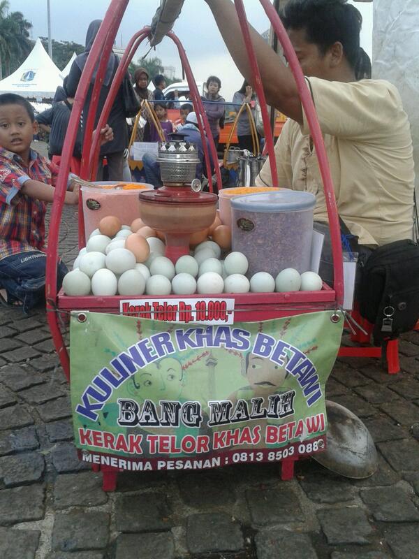 SeputariNews's tweet photo. Siapa yang nggak mau coba kerak telor dengan harga 10rb doang !!!! #PRJmonas2014 http://t.co/kFxu8nvNu9