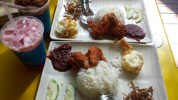 rainbowshineee's tweet photo. Woke up just for more fooooooood hurhurhur nasi lemak checkeddddd http://t.co/yfmRPRvRpW http://t.co/e7UbbSwgs9