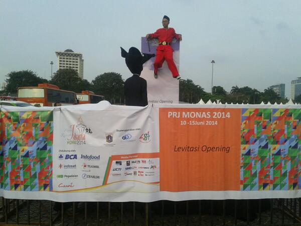SeputariNews's tweet photo. Wow ada orang terbang gak pake tali ! Penasaran? Cuma ada di Pekan Rakyat Jakarta loh #PRJmonas2014 http://t.co/hlyhQ1l7gY