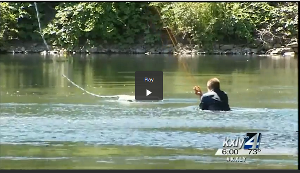 DoyleWheeler's tweet image. #GoodNews @SpokanePD saves man from river by @RedLionSpokane owl.li/xOOJb - @JohnKXLY @kxly4news #Spokane