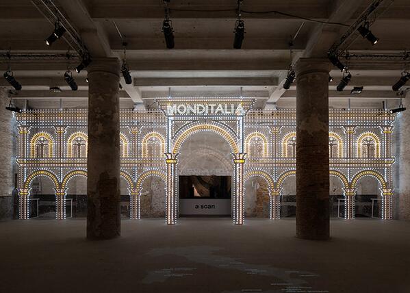 rem koolhaas frames #monditalia entrance with @swarovski luminaire for @la_Biennale #Italy designboom.com/design/rem-koo…