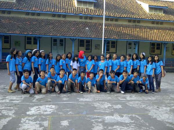 6Debest14's tweet photo. at SDN SOKA 34 Bandung.6D with bu puji{} http://t.co/4PEvIKrKcI