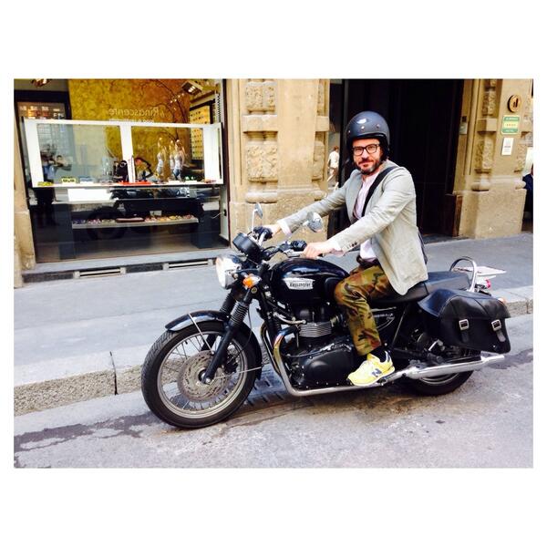 luca_stef_'s tweet photo. Presenze di #camouflage in centro @benedusi http://t.co/C8s7nck2D5