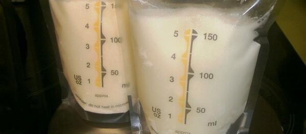 A3Noticias's tweet photo. Atrás quedaron las claras de huevo. Para muscularte, ahora se lleva beber leche materna http://t.co/r0W8yamG3K http://t.co/UlgGK4qQ12