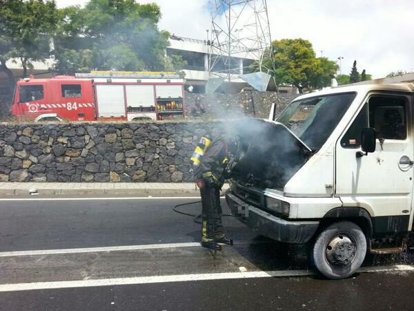 112canarias's tweet photo. Extinguido incendio en camión en TF-2.Sin heridos.Intervinen GC, C.Carreteras y CNP. Imagen cedida bomberos #TENERIFE http://t.co/KoLvAaYw9i