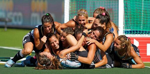 SeleGrosso's tweet photo. "@noebarrionuevo: X más festejos así... hoy otro partido más!!! #VamosArgentina #RWHC2014 #CelebrateHockey http://t.co/nRpO94b5sc"