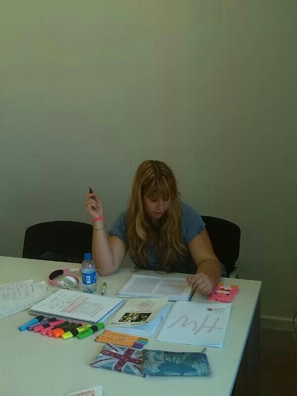 patrifabulosa03's tweet photo. Dándolo todo para el examen de periodismo televisivo de mañana  @umh1840  @Delegacion_umh #fotoconcursoexamenes http://t.co/765lht32ta
