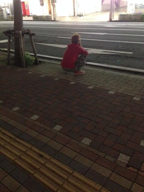 Milk_1984's tweet photo. 仕事おわってバス待ってたらヤンキーに道を聞かれた。
たぶん年下だけど、完全にタメ口で。
おれなら、初めての人には敬語で話す、と反面教師にしてみる。 http://t.co/OK7aHwiEh8