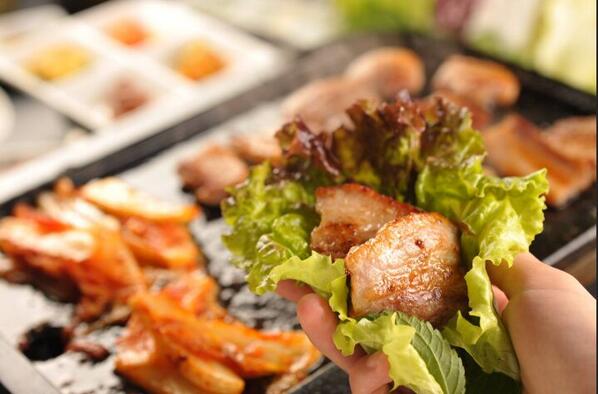 食テロbot در توییتر サムギョプサル 分厚い豚バラ肉を塊で焼いて鉄板の上で切っちゃう サンチュだけじゃなく 色んな種類の野菜に巻いて 味噌ダレやネギサラダ キムチを一緒に包んで食べると本当に最高の味 Http T Co L2z6jnhqxc