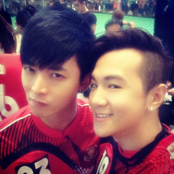 AloyPang's tweet photo. Are you watching #wayf8 #球在你腳下 ? @ian_ianization http://t.co/6tOvkqVuy2