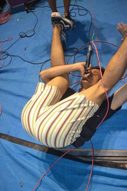 ngapain tuh vokalistnya?:D