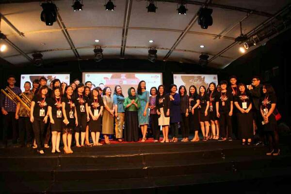 rantyntoy's tweet photo. Super duper mega ultra thanks buat teman-teman panitia @TGG_ID yeayyy! :D :D http://t.co/ewW517yGK0