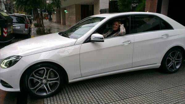 Pilarsmith's tweet photo. Gracias @MercedesBenzArg por dejarme probar el Clase E #losmejoresautos http://t.co/Mu0d4UWK8Q