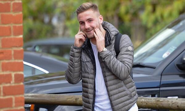 Footballtweet's tweet photo. Luke Shaw has reportedly agreed a £160,000-a-week contract with Manchester United. #MUFC http://t.co/Yx9MBDldY6